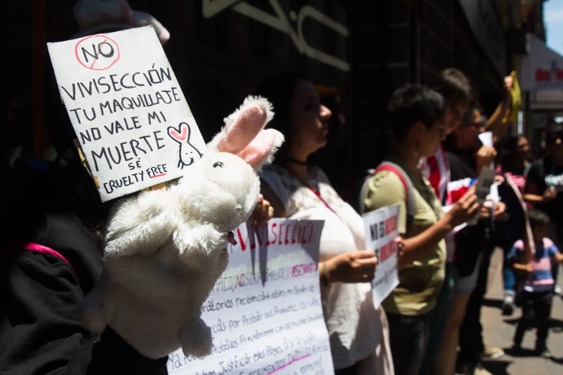 Protestas por pruebas en animales. Foto: Moisés Pablo (Cuartoscuro).