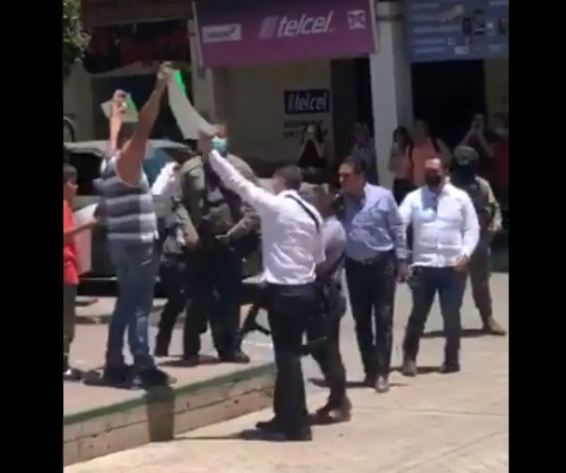 También le quitaron las cartulinas (@azucenau)