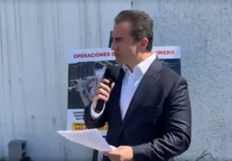 Adrián de la Garza lo denunció ante la FGR (FB: Adrián de la Garza)