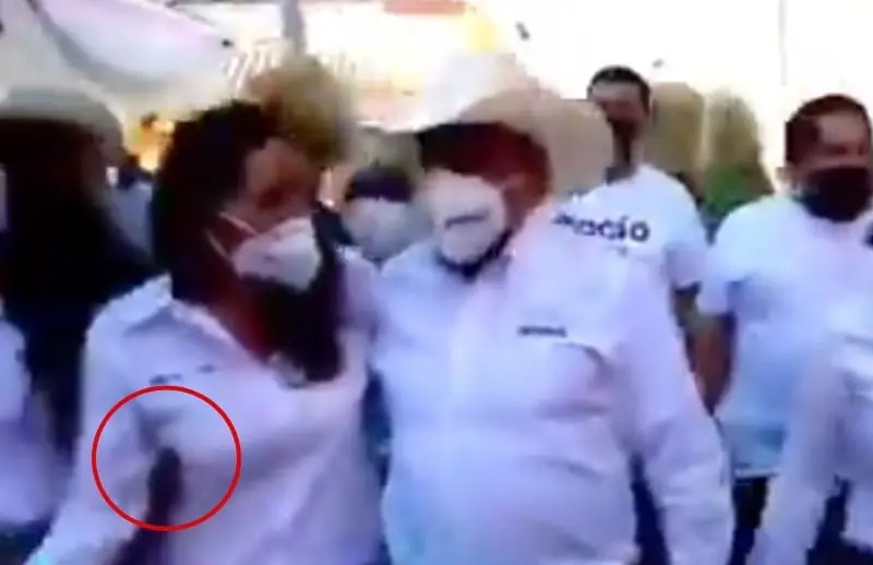 El candidato puso su mano en el busto de Rocío Moreno (@vampipe)