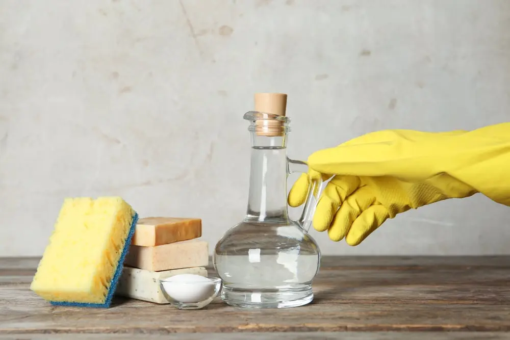 Con vinagre puedes limpiar los vidrios, la cocina y quitar perfectamente las manchas de los grifos Foto: Shutterstock