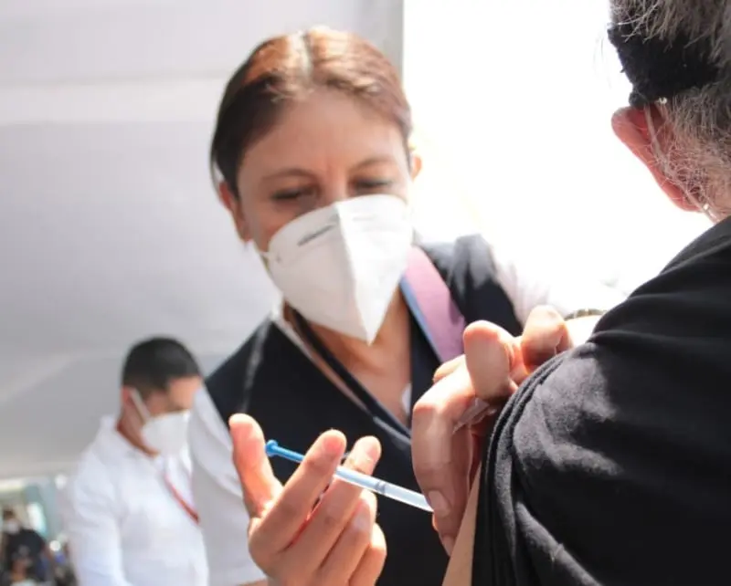 Hasta ahora sólo se vacuna a personal del sector público (@SSaludCdMx)
