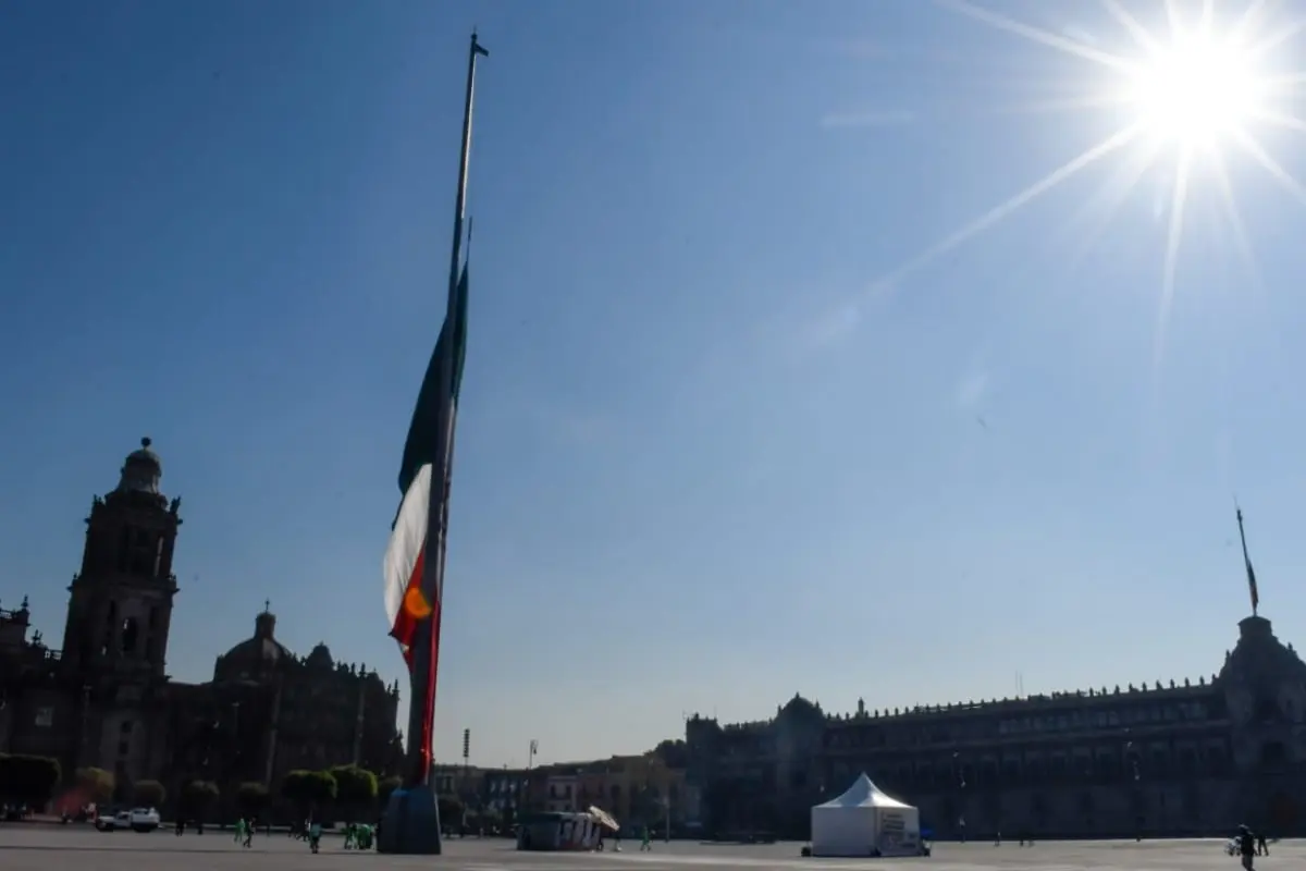 El Zócalo lució con bandera a media asta (@GobCDMX)