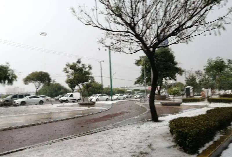 Las calles quedaron anegadas por el granizo (@webcamsdemexico)
