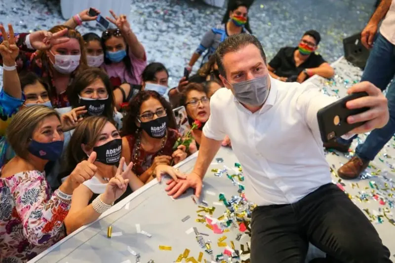 Investigan las tarjetas rosas del candidato priísta (@AdrianDeLaGarza)