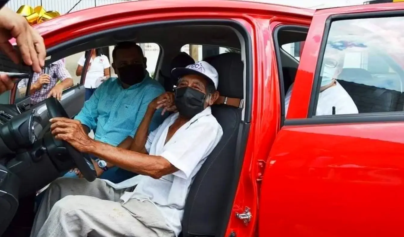 Con esfuerzo, abuelito paga predio de 113 pesos y gana auto del año. Foto: especial.
