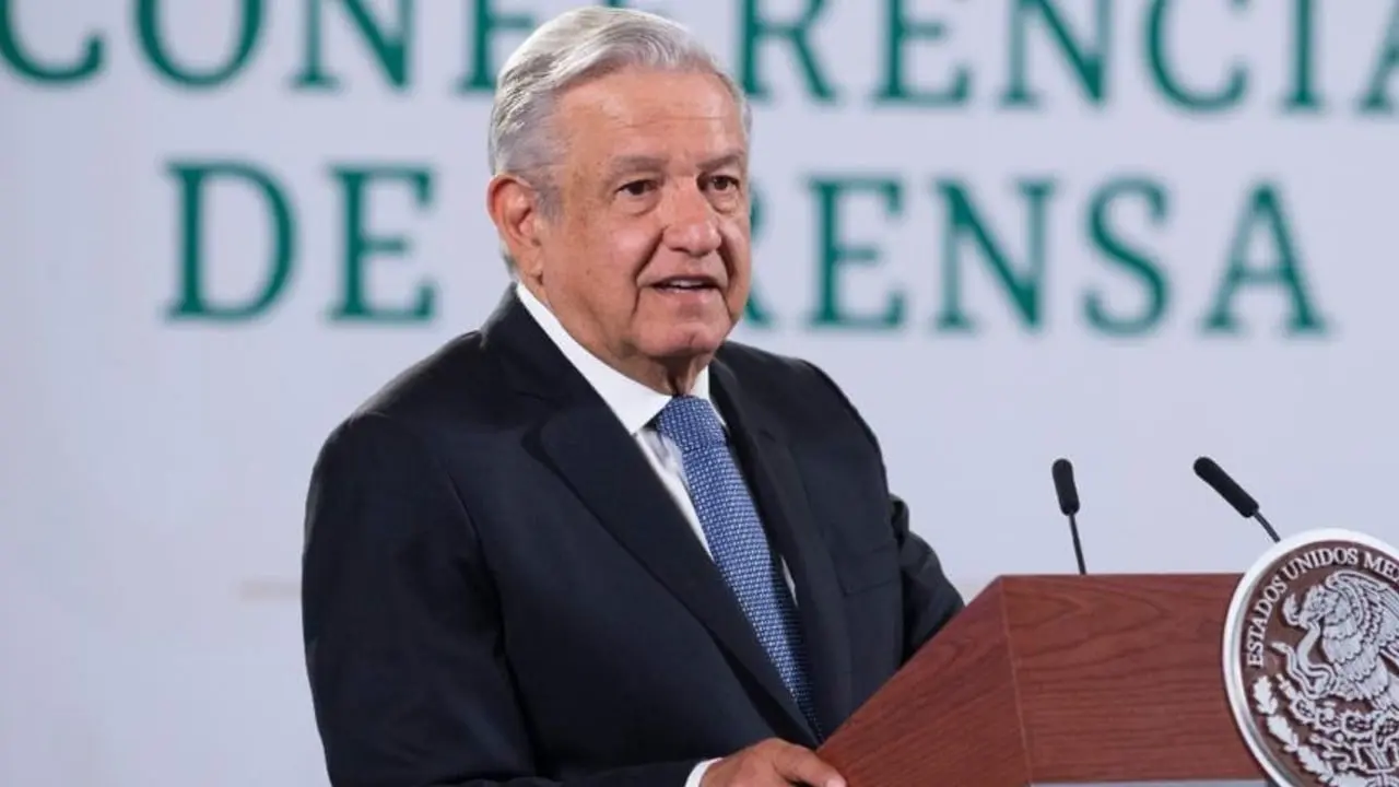 AMLO critica a consejero del INE por decir que entrega de tarjetas no es un delito. Foto: presidencia.