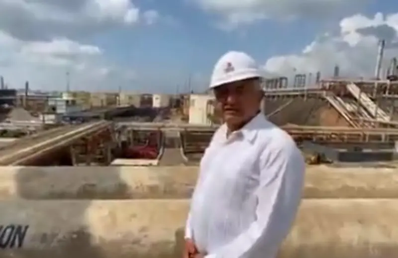 Dijo que los trabajadores le pidieron reelegirse (TW: @lopezobrador_)