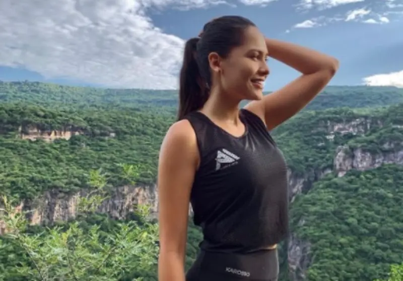 Posee su propia marca de ropa deportiva (@andreamezamx)