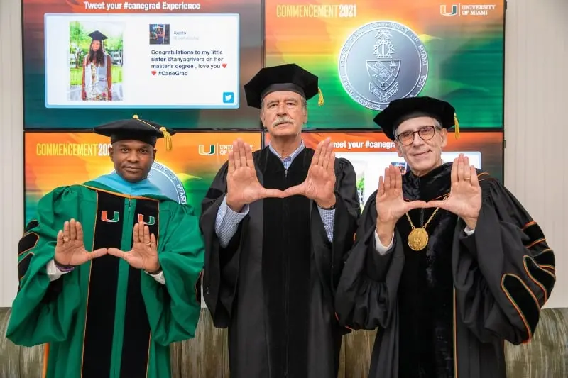 Fox junto a Julio Frenk (der.) en la graduación (@VicenteFoxQue)