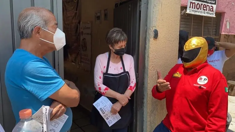 Se le crítica por hacer actos proselitistas con máscara (FB: Tinieblas RSP)