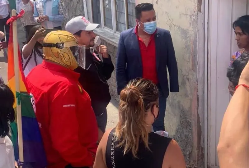 El staff del candidato portó una bandera arcoíris (FB: Tinieblas RSP)