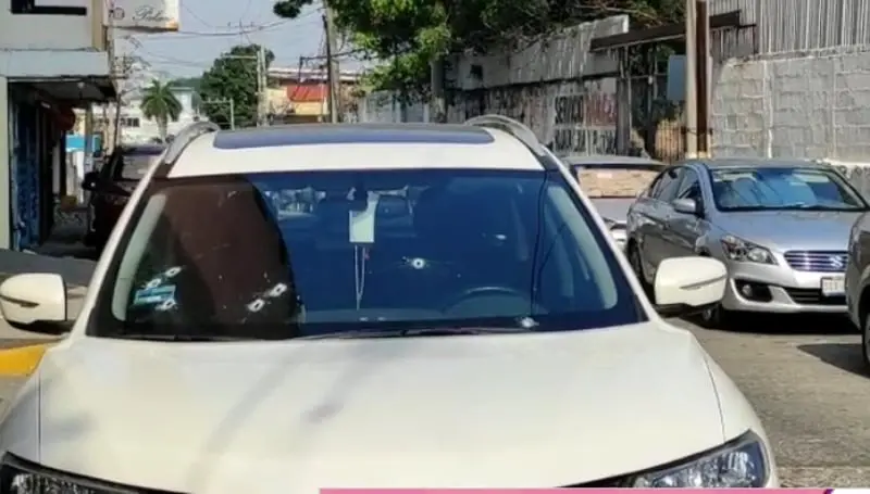 La camioneta donde viajaba el candidato (Especial)