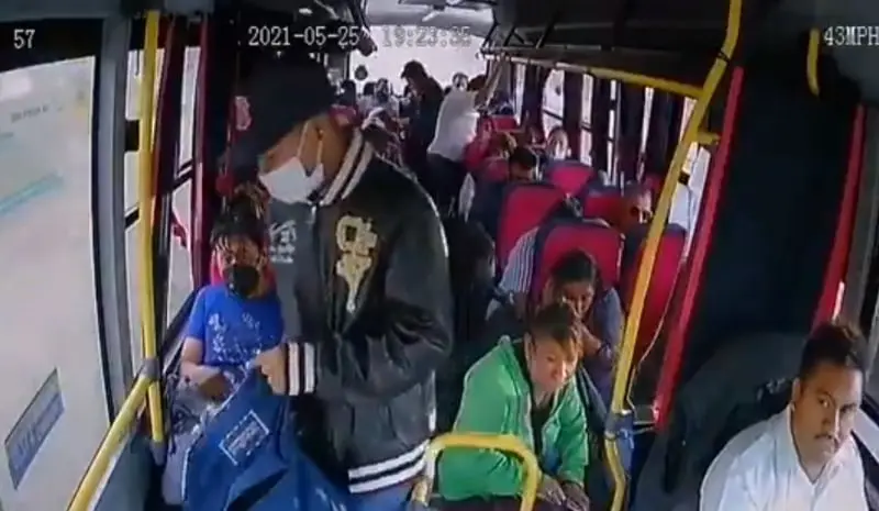 El cómplice metió todo dentro de una mochila (@azucenau)