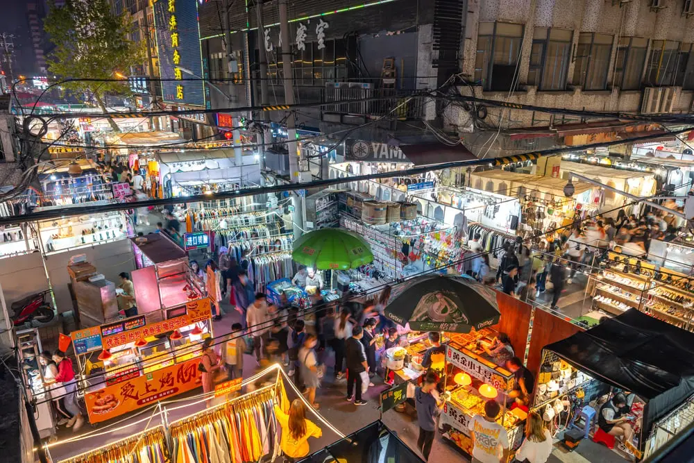 China apunta a que los primeros enfermos de Covid-19 se contagiaron en el Mercado de alimentos marítimos de Wuhan. Foto: Shutterstock