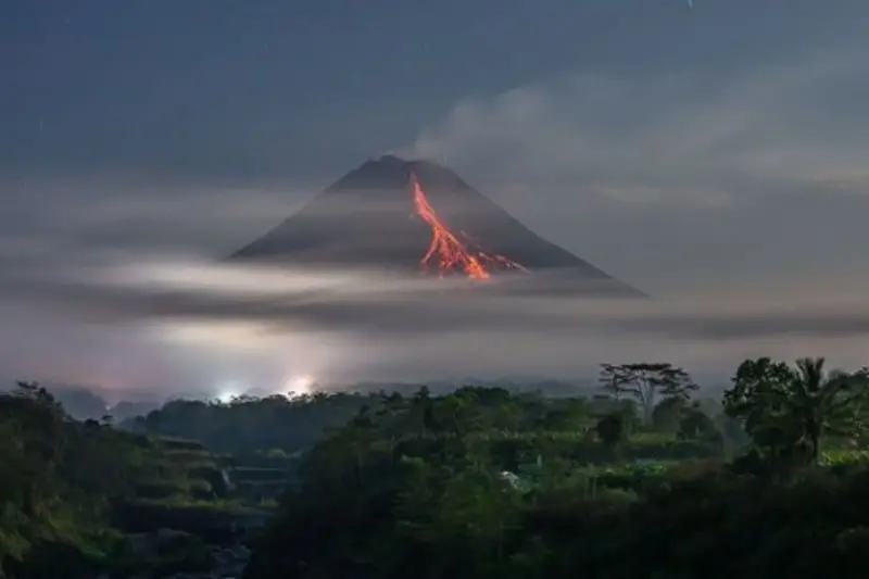 El Merapi es de los más activos de Indonesia (@gunarto_song)