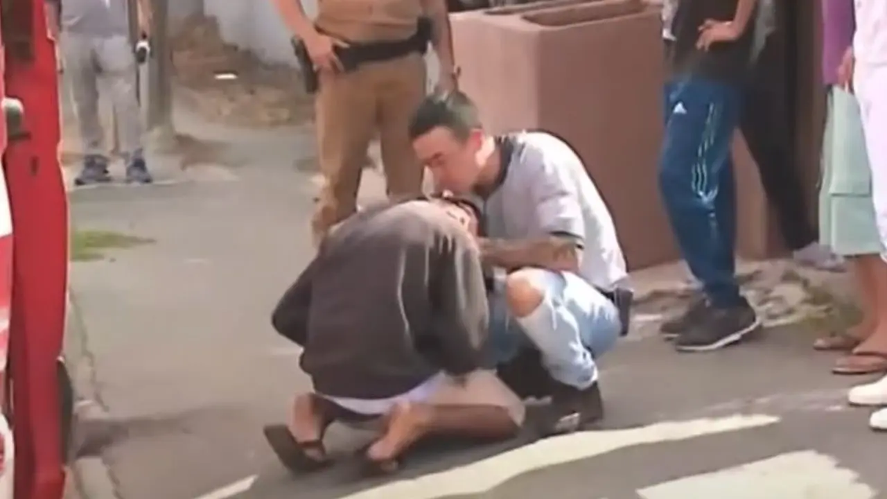 Padre consuela al hombre que atropelló a su hija. Foto: especial.