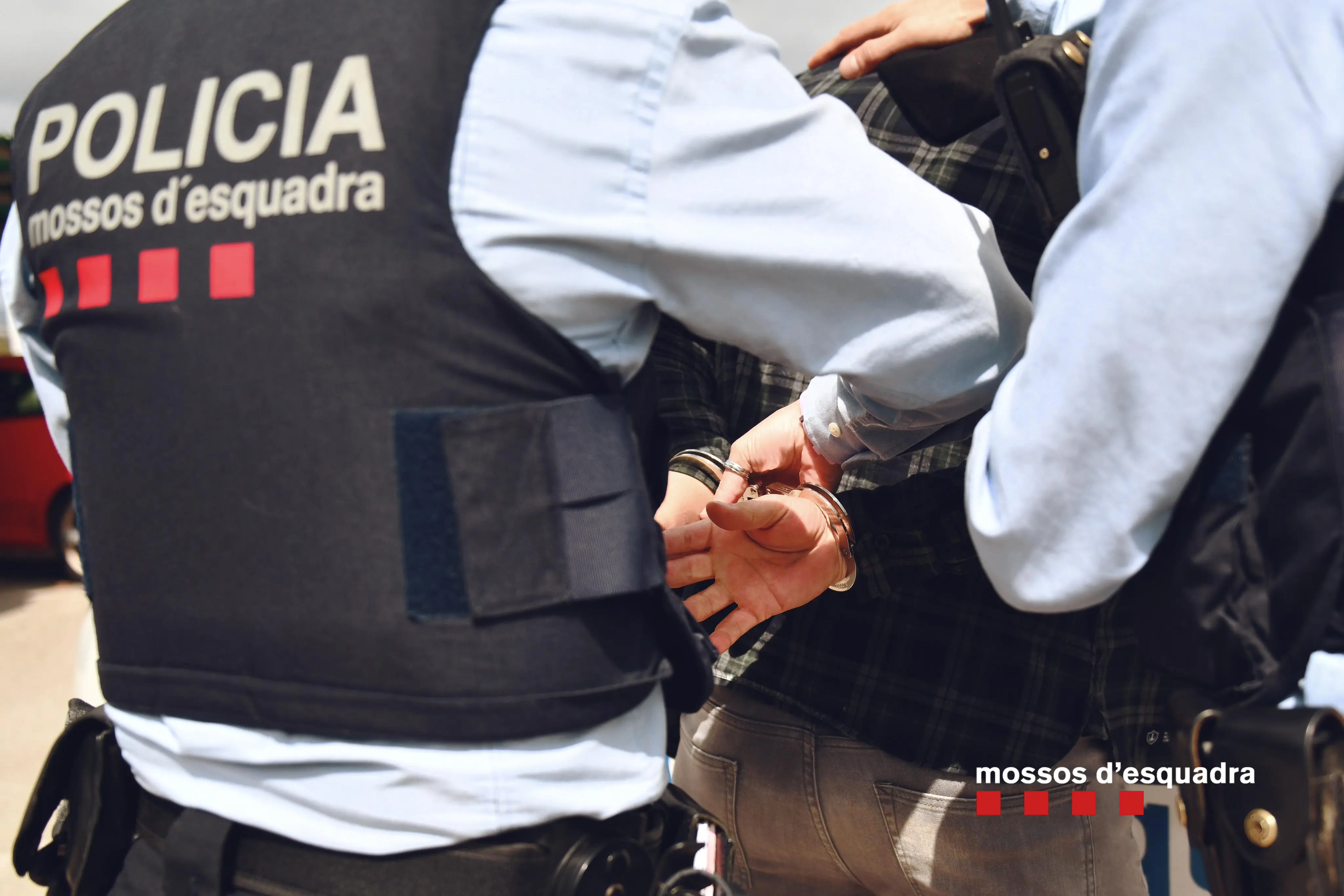 Detienen a mujer por cortar el pene de su jefe, habría abusado de ella. Foto: Twitter (@Mossos).