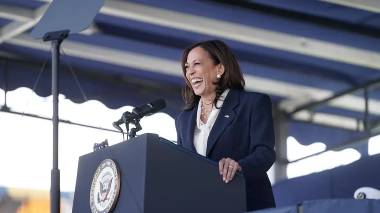 Habrían detenido a pasajeros en aviones dos horas por simulacro de visita de Kamala Harris Foto: Facebook (@VicePresident).