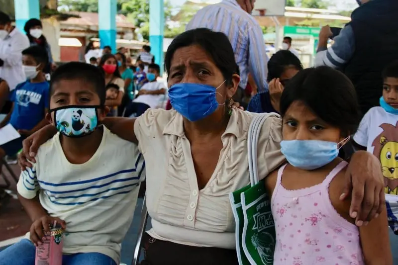 Un adulto se reeduca al cuidar a un menor (FB: UNICEF México)