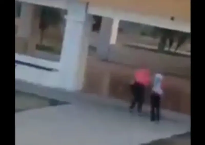 Jaloneó al niño y lo tiró al piso (@Ro_Monster_)