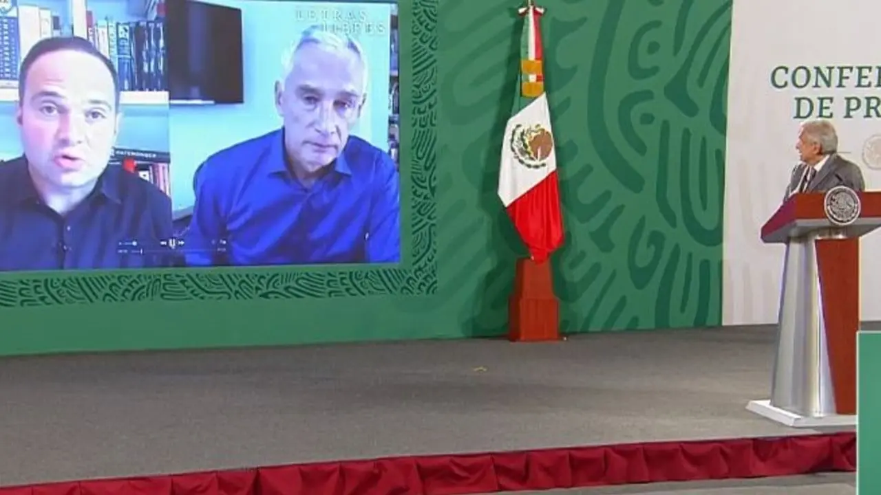 AMLO proyectó entrevista de León Krauze a Jorge Ramos durante la mañanera. Foto: captura de pantalla.