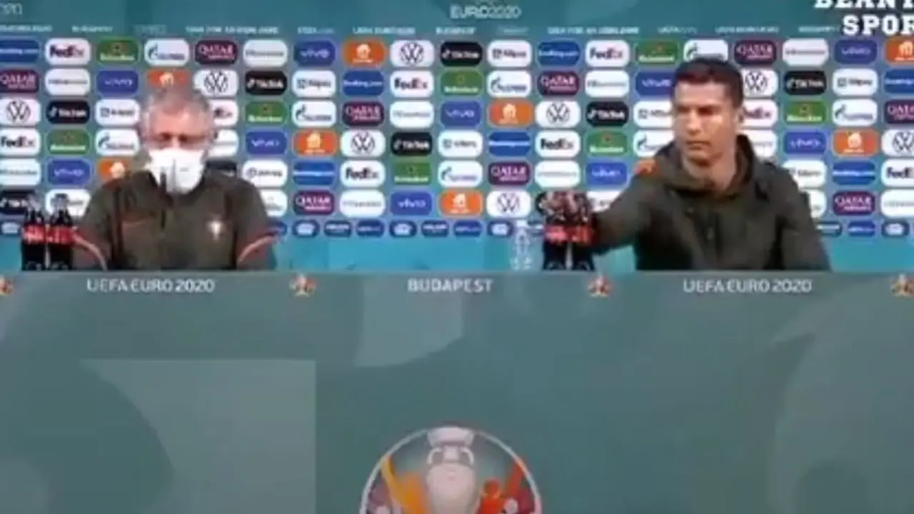 Cristiano Ronaldo desaira Coca Cola en plena conferencia. Foto: captura de pantalla,