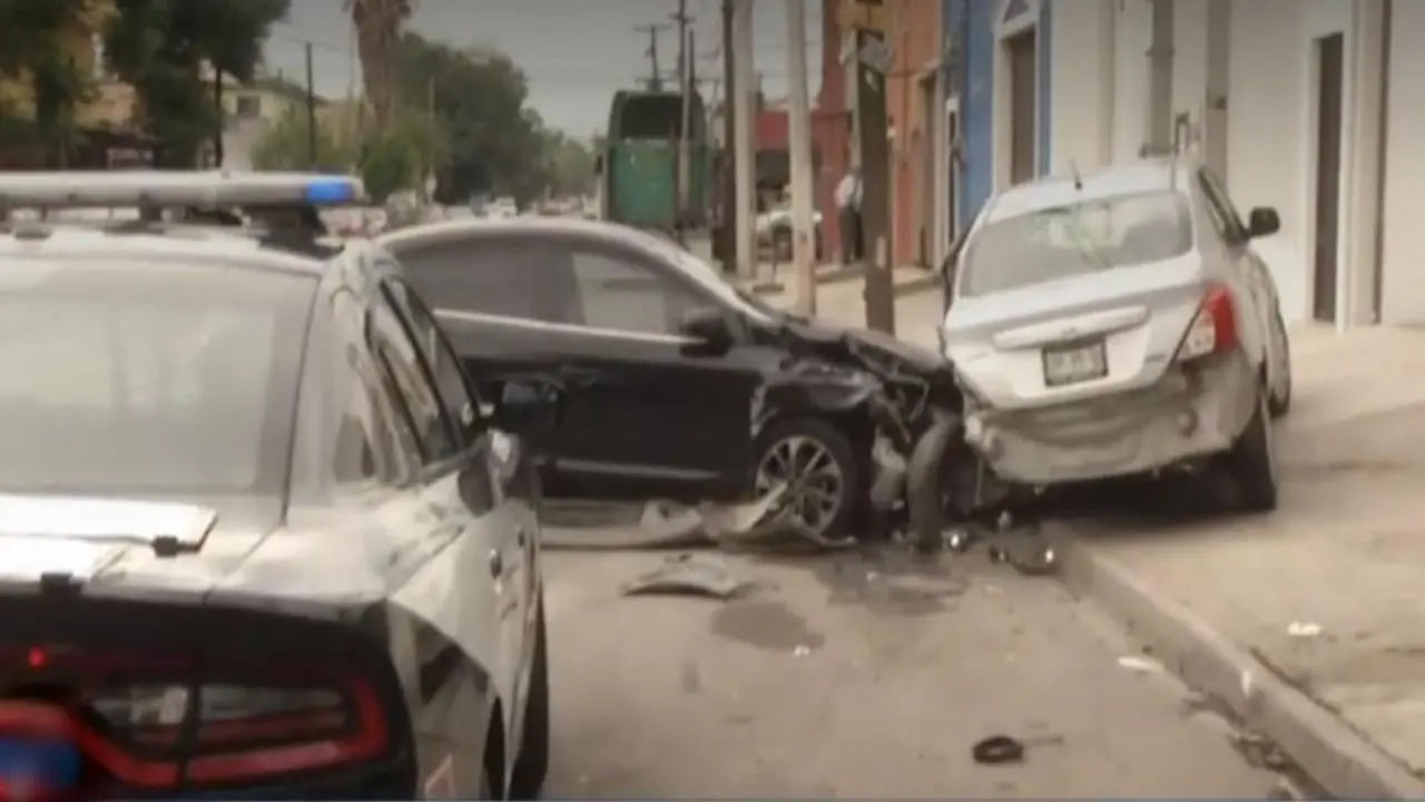 Joven prefiere chocar antes que atropellar a un gato. Foto: especial.