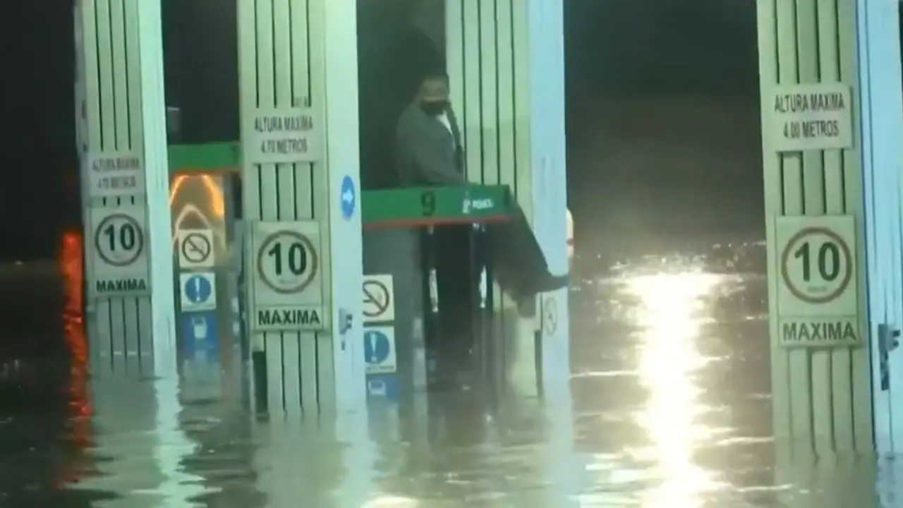 Por inundación, trabajador de Pemex queda atrapado sobre una bomba tres horas. Foto: captura de pantalla (Multimedios).