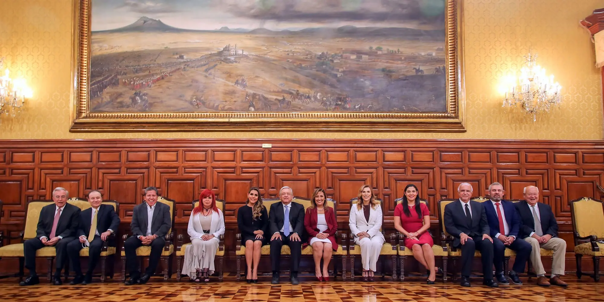 De izquierda a derecha: Rubén Rocha (Sinaloa), Alfonso Durazo (Sonora), David Monreal (Zacatecas), Layda Sansores (Campeche), Evelyn Salgado (Guerrero), el presidente Andrés Manuel López Obrador, Lorena Cuéllar (Tlaxcala), Marina del Pilar Ávila Olmeda (Baja California), Indira Vizcaíno (Colima), Miguel Ángel Navarro (Nayarit), Alfredo Ramírez (Michoacán) y Víctor Castro (Baja California Sur).