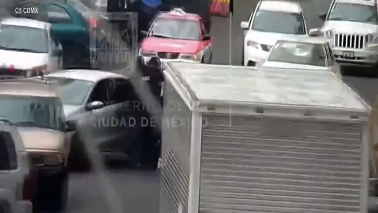 Difunden video de persecución de policías a hombres que robaron una casa. Foto: captura de pantalla.