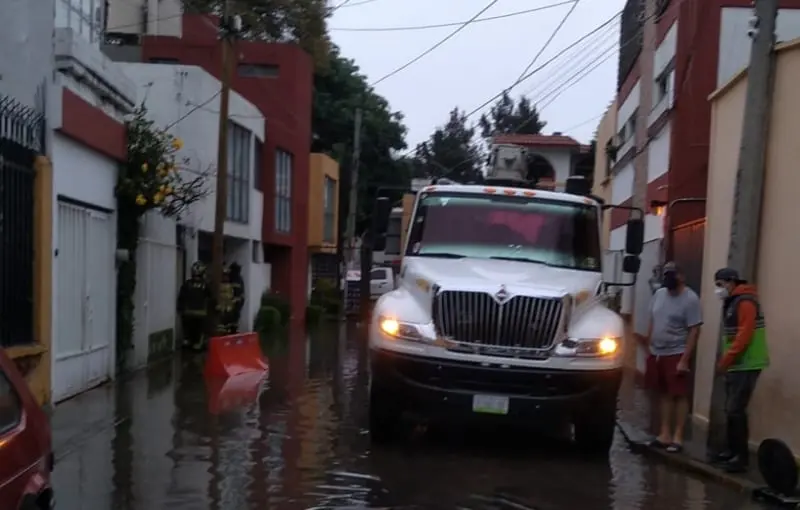 Las personas se vieron afectadas por el nivel que alcanzó el agua (@Alcaldia_Coy)