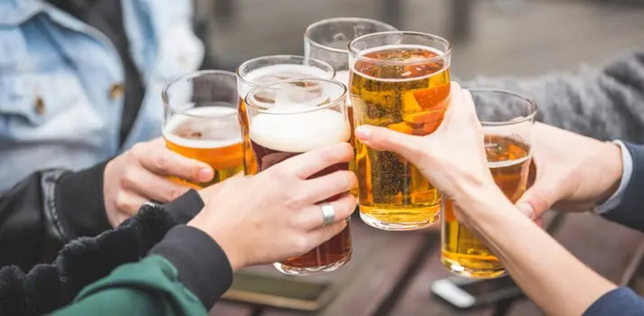 El mismo estudio demostró que las personas con pareja suelen reducir su consumo de alcohol (Especial)