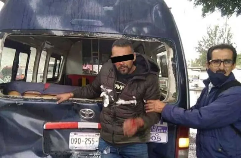 El sujeto consiguió ponerse en pie (@alertasurbanas)