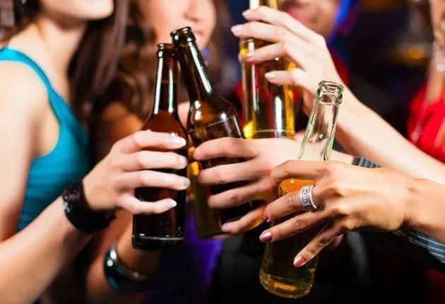 De acuerdo a este estudio, los jóvenes beben más alcohol cuando están solteros (Especial)