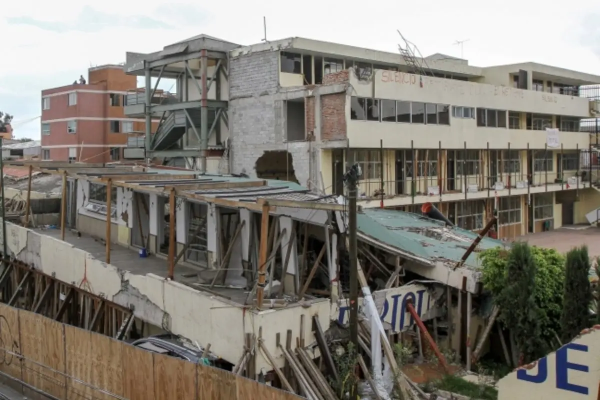 En el Colegio Rébsamen fallecieron 26 personas durante el 19-S (udg.tv)