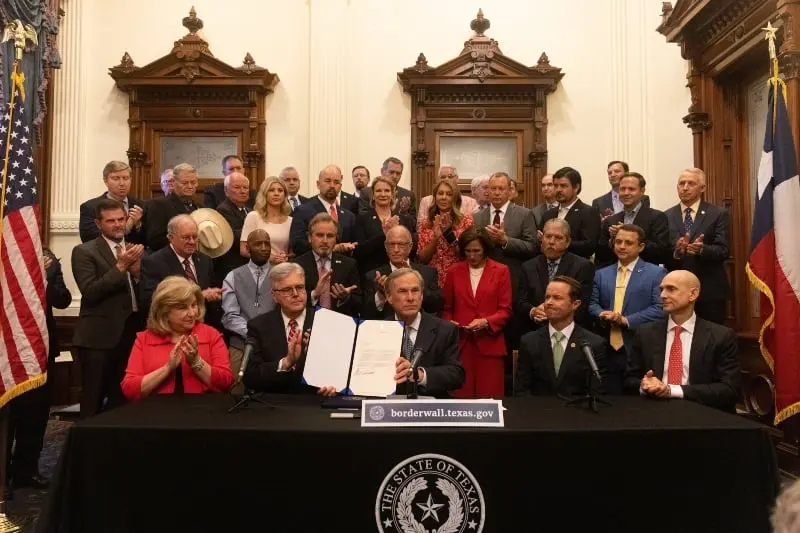 Abbott continuará la edificación del muro (@GovAbbott)