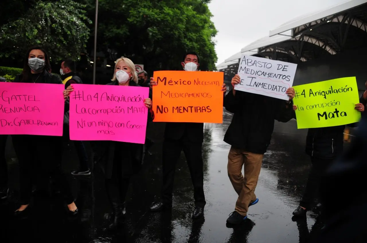 Padres de niños con cáncer bloquean acceso al aeropuerto; exigen medicamentos. Foto: Daniel Augusto (Cuartoscuro).