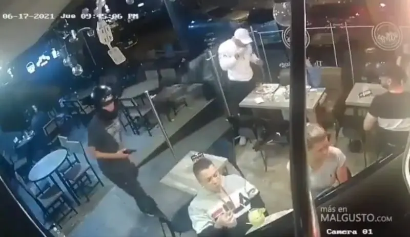 El asaltante sólo atracó una de las mesas (Especial)