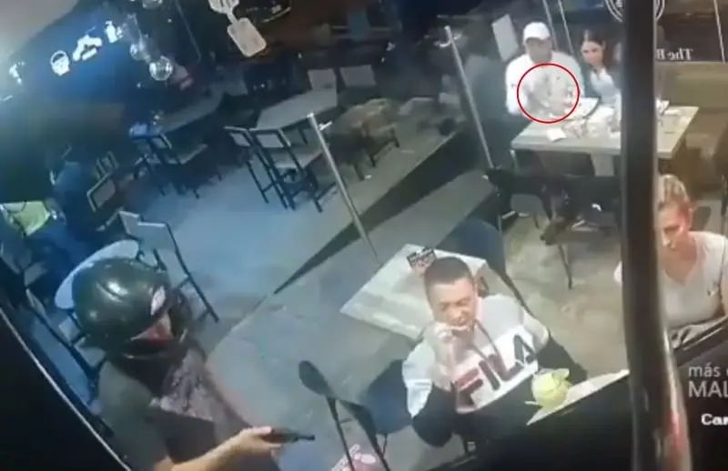 El sujeto de blanco tampoco paró de comer (Especial)