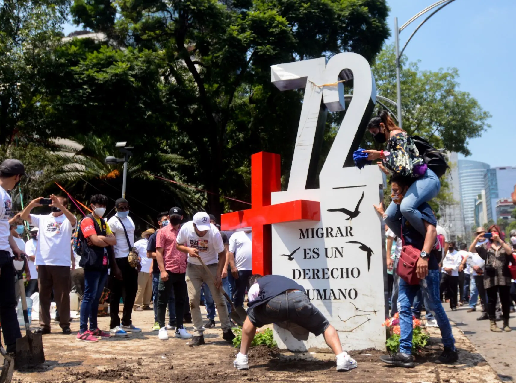 Antimonumento colocado frente a la embajada de Estados Unidos en México en memoria de los migrantes asesinados en San Fernando. Foto: Armando Monroy (Cuartoscuro).