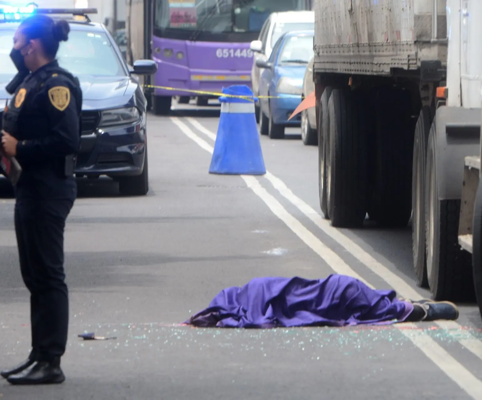 Niña de seis años muere al ser atropellada por un tráiler; golpean al conductor. Foto: Armando Monroy (Cuartoscuro).
