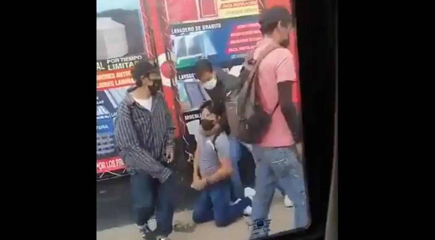 Rateros aplican llave a joven y lo dejan desmayado en la calle. Foto: captura de pantalla.