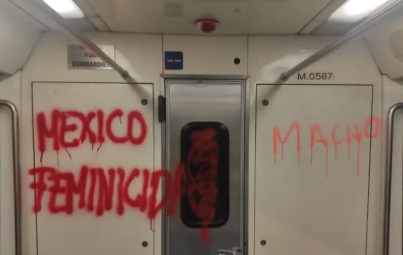 Pintas que realizaron en el Metro de la CDMX (@vialhermes)