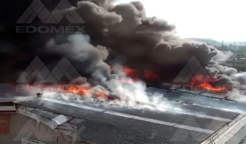 El incendio se propagó a una bodega de llantas (@C5Edomex)