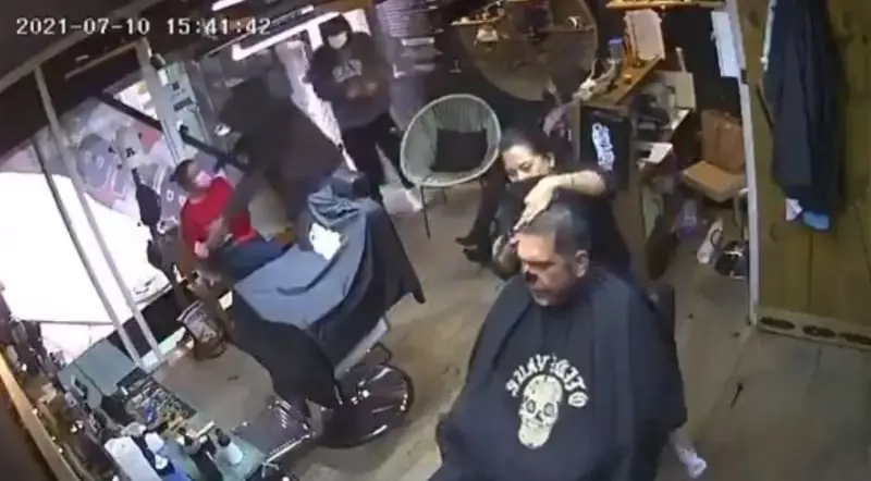 Amagaron al personal y los clientes con armas de fuego (@azucenau)