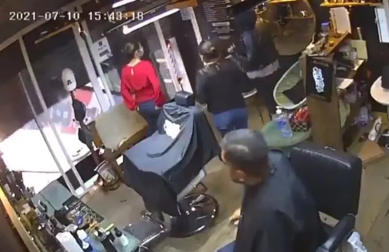 Dejaron encerradas a las personas en la barbería (@azucenau)