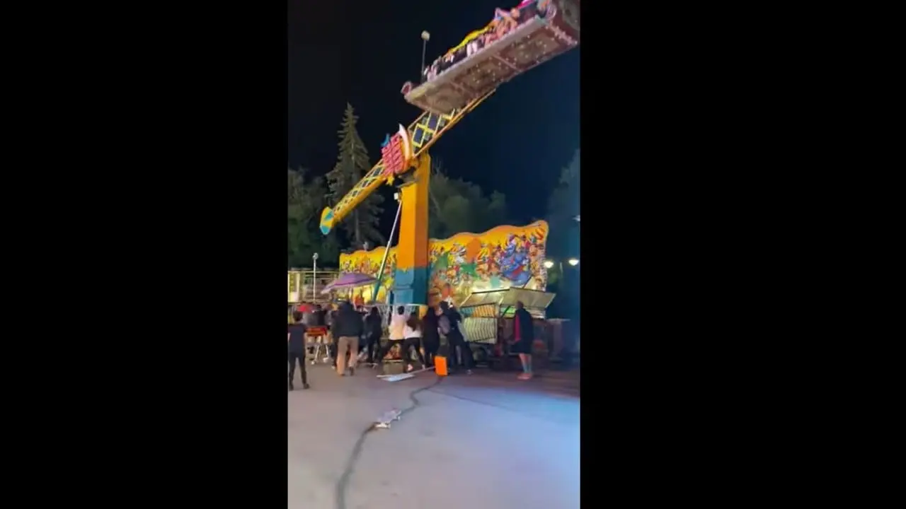 Juego mecánico en feria se desprende del piso con personas a bordo. Foto: especial.
