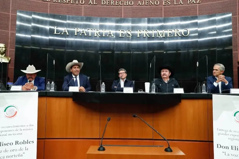 Miguel Ángel Mancera prefirió no cantar (@senadomexicano)