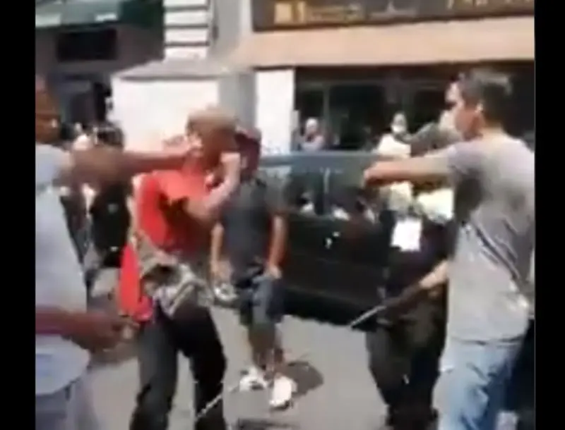 El sujetó amagó con golpear a otro de los uniformados (@MrElDiablo8)
